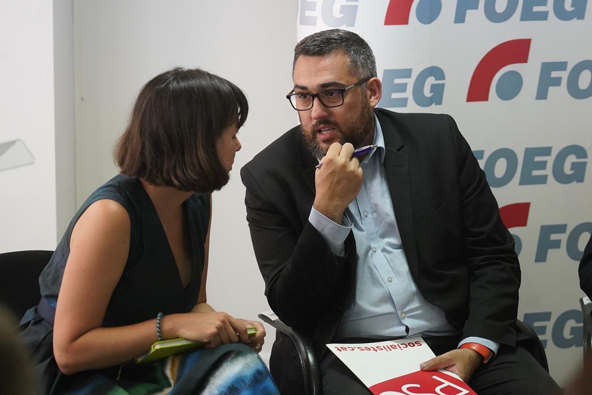 Júlia Boada (Comuns) i Marc Lamuà (PSC) parlen abans de l'inici del debat.