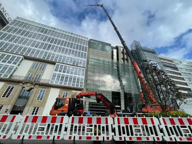 Desmontaje de la grúa del Cine Avenida