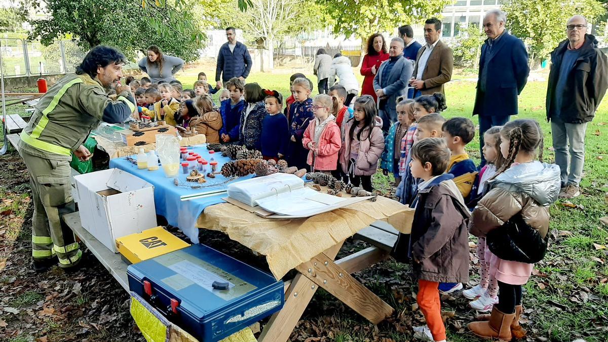 Un agente forestal da explicaciones a los alumnos