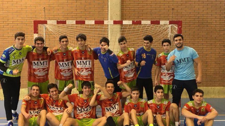 Los chicos del juvenil masculino posan antes de un partido