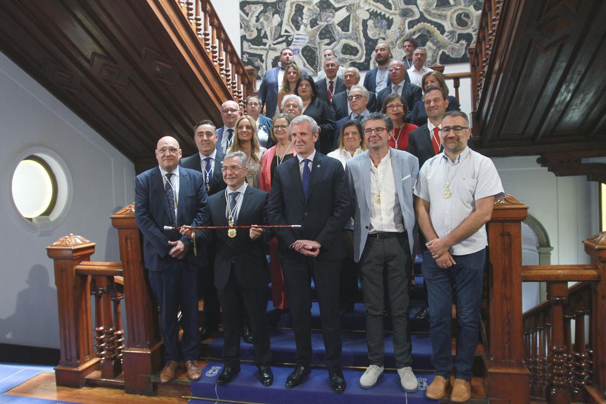 Diputados de los distintos partidos, y el nuevo presidente provincial, Luis Menor, posan para una foto junto al presidente de la Xunta.