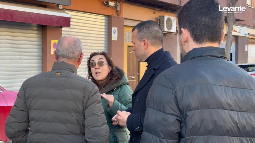 Una vecina recrimina al alcalde de Massanassa el mal estado del alcantarillado ante Mompó