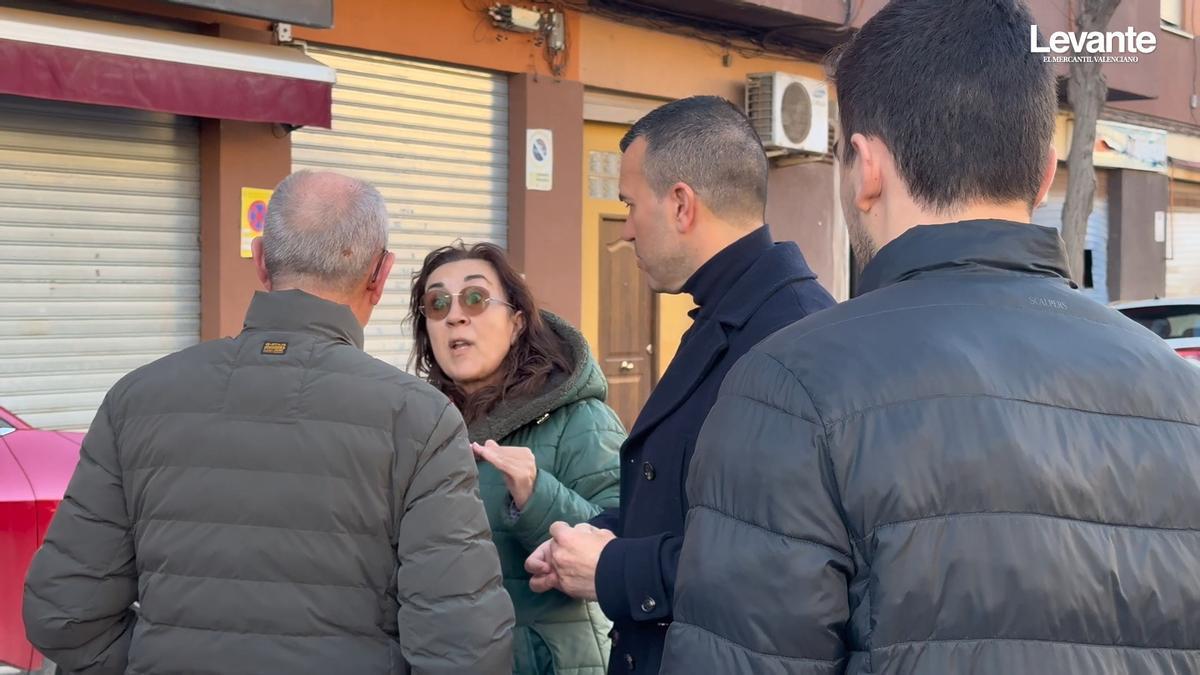 Una veïna recrimina a l’alcalde de Massanassa el mal estat del clavegueram davant de Mompó