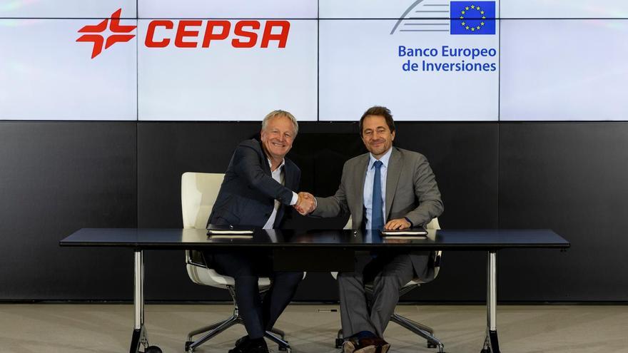 El BEI y Cepsa firman un préstamo de 285 millones de euros para financiar la construcción de una planta de biocombustibles de segunda generación en España