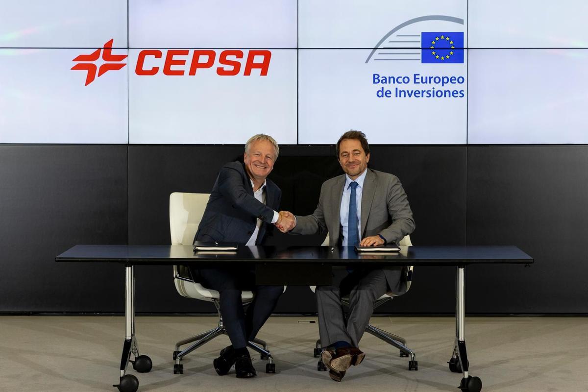 Maarten Wetselaar, consejero delegado de Cepsa, y Gilles Badot, director de Operaciones para España y Portugal del BEI