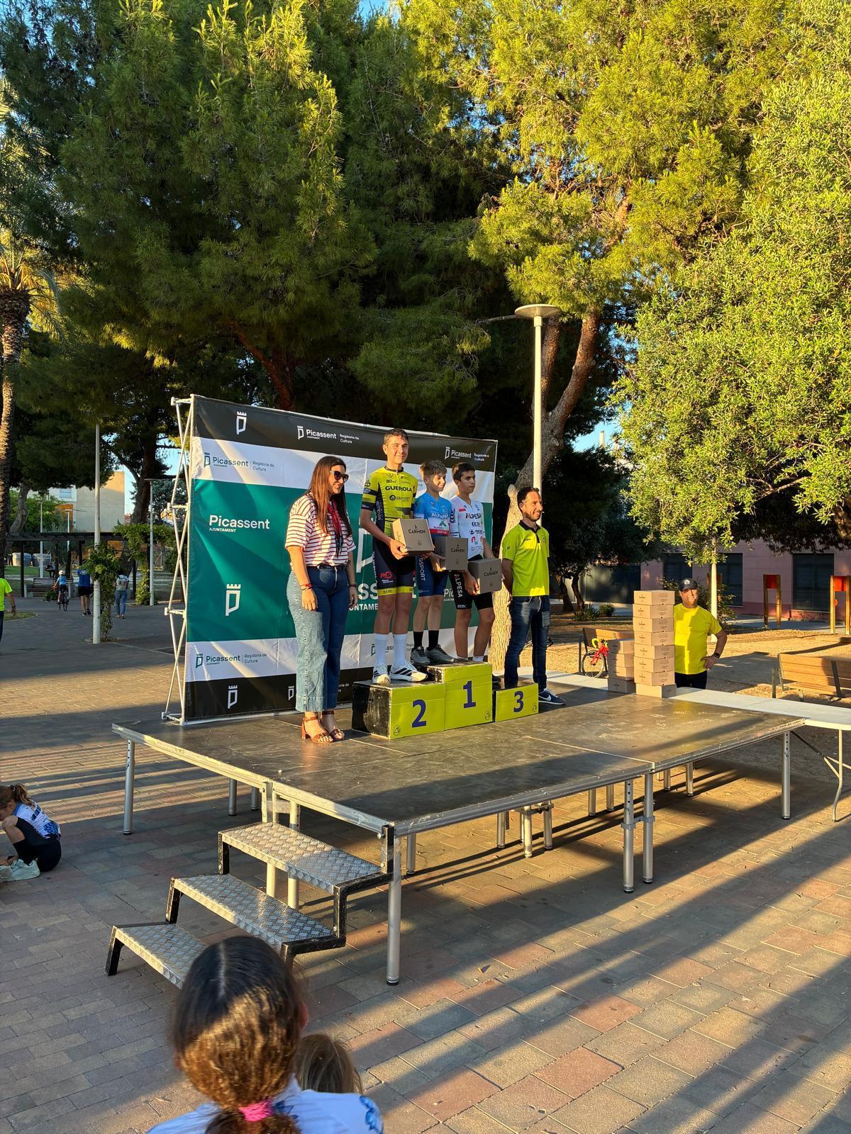 Pulgarín, de la Escola Ciclista Ontinyent, en el podio en Picassent.