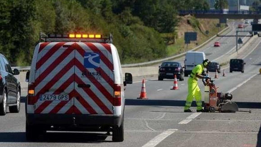 Obras, ayer, en la Autovía do Salnés. // N.Parga