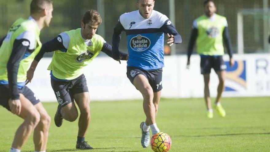 Lucas Pérez avanza con un balón durante el entrenamiento de ayer. // J.Roller