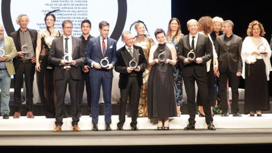 José Luis Costillas, en primera fila, primero por la izquierda, posa junto al resto de los galardonados de los premios «Ópera XXI». | Manu Mielniezuk