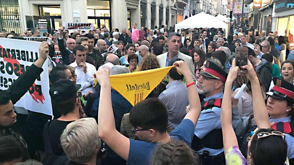 El president del PPC, Xavier García Albiol, increpat a Badalona aquest dilluns, dia de Sant Jordi.