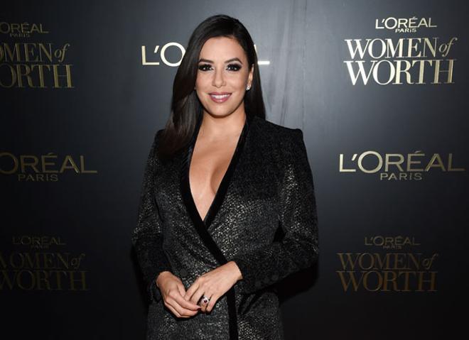 Eva Longoria con vestido cruzado y escote en los premios L'Oréal Women of Worth