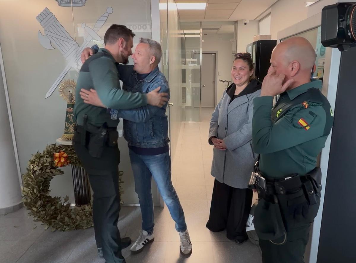 Rafael se reencuentra con los guardias civiles y a mujer que dio el aviso.