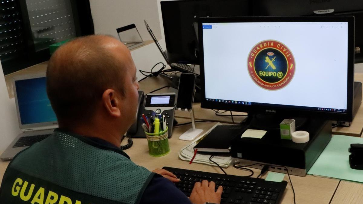 Un miembro de la unidad de la Guardia Civil especializada en ciberdelincuencia Equipo@,.