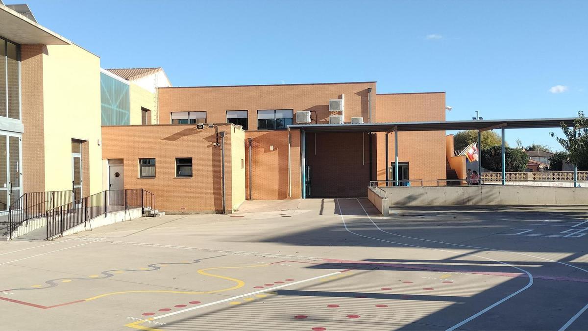 El patio principal y el edificio del colegio público de Educación Infantil y Primaria Domingo Jiménez Beltrán, en Calatorao.