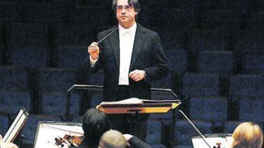 Riccardo Muti, al frente de la Filarmónica de Londres, en Oviedo, en 2007. | lne