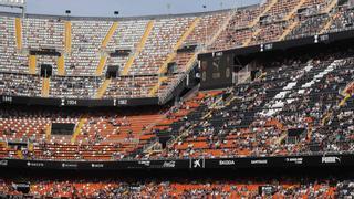 ¡Dará la vuelta al mundo! Mestalla vacío y la afición del Valencia CF clama fuera contra Meriton