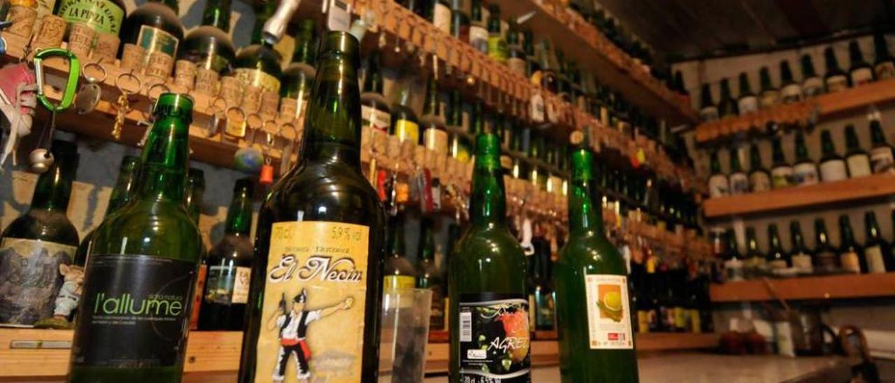 Algunas de las botellas con distinto etiquetado que Argüelles tiene en Les Portielles.