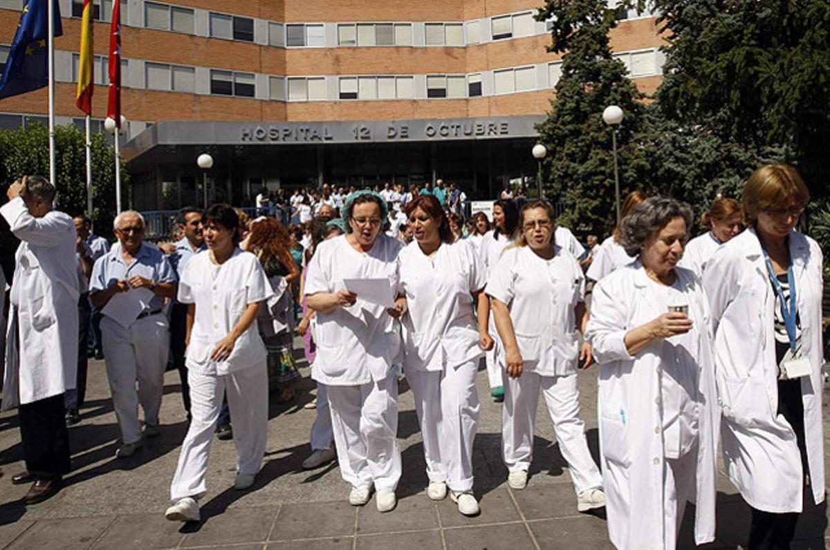 Treballadors de l’Hospital 12 de Octubre de Madrid han sortit al carrer i han tallat el trànsit en protesta per les retallades.