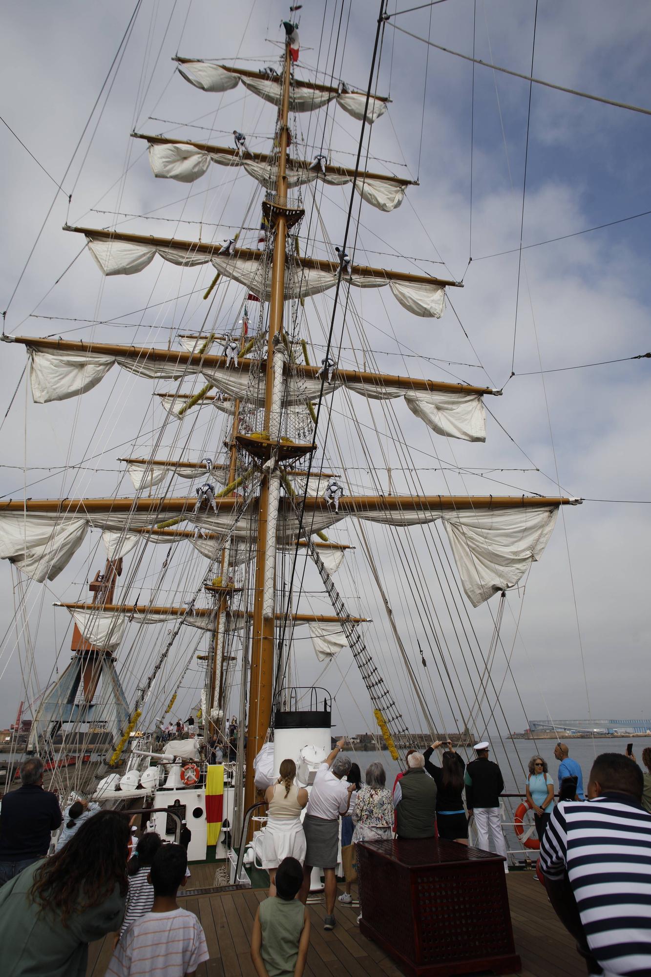 En imágenes: Colas en el puerto de Gijón para visitar el buque escuela de la Armada de México