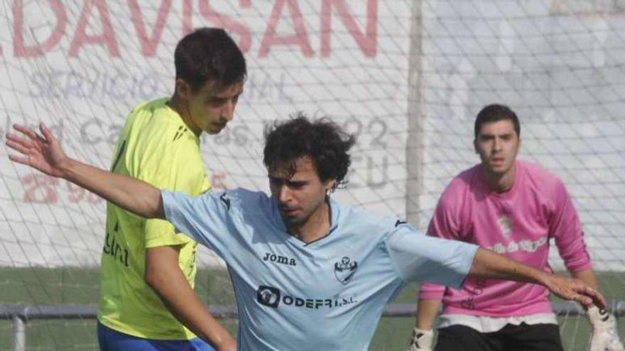 Un jugador del Beluso controla el balón ante un contrario. // S.Á.