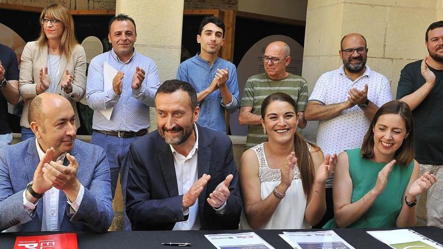 Alejandro Soler, Carlos González, Mireia Mollà y Esther Díez, ayer en la firma del pacto entre PSOE y Compromís, respaldados por sus compañeros de partido, en San José.