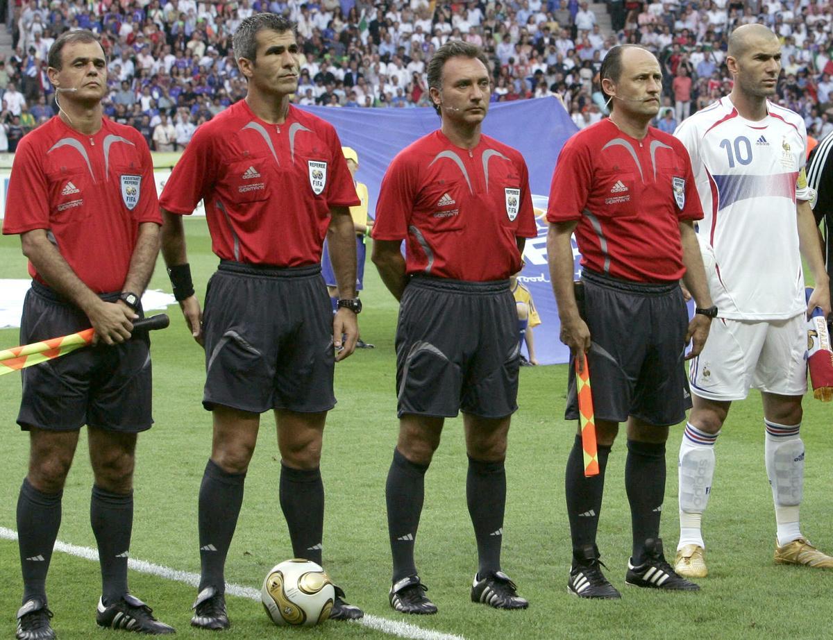 El equipo arbitral de la final del Mundial 2006. Medinal Cantalejo, el tercero por la izquierda.