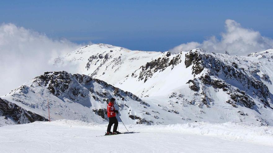 Un alpinista de Málaga muere tras una caída desde gran altura en Sierra Nevada