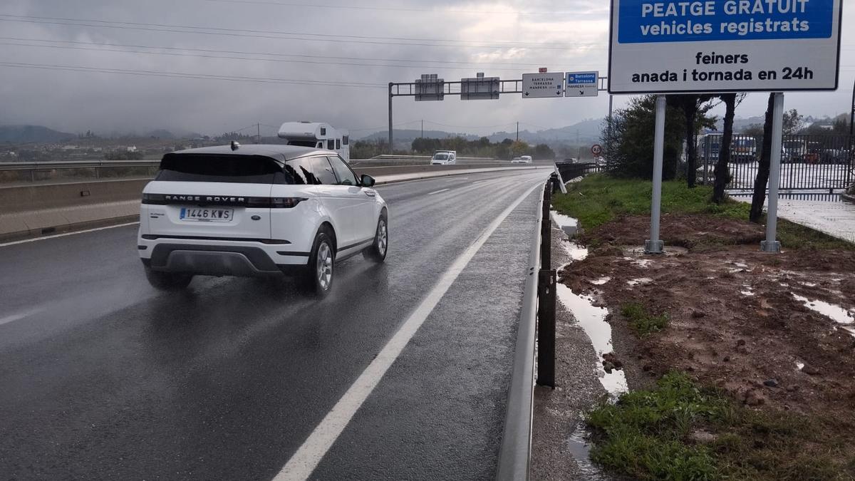 Cartell a la variant de Manresa que anuncia la gratuïtat de l'autopista