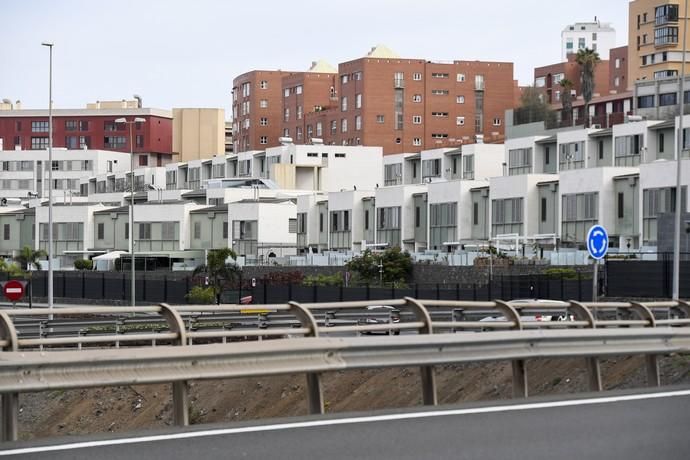 25-12-19 LAS PALMAS DE GRAN CANARI. LA MINILLA. LAS PALMAS DE GRAN CANARIA. Foto de un edificio de dúples en la Avenida de Ansite, número 11, que tienen exceso de altura, con respecto al plan general.  Fotos: Juan Castro.  | 25/12/2019 | Fotógrafo: Juan Carlos Castro