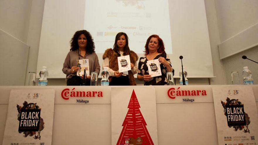 María José Valenzuela, acompañada de Gemma del Corral y Sonia Jurado.