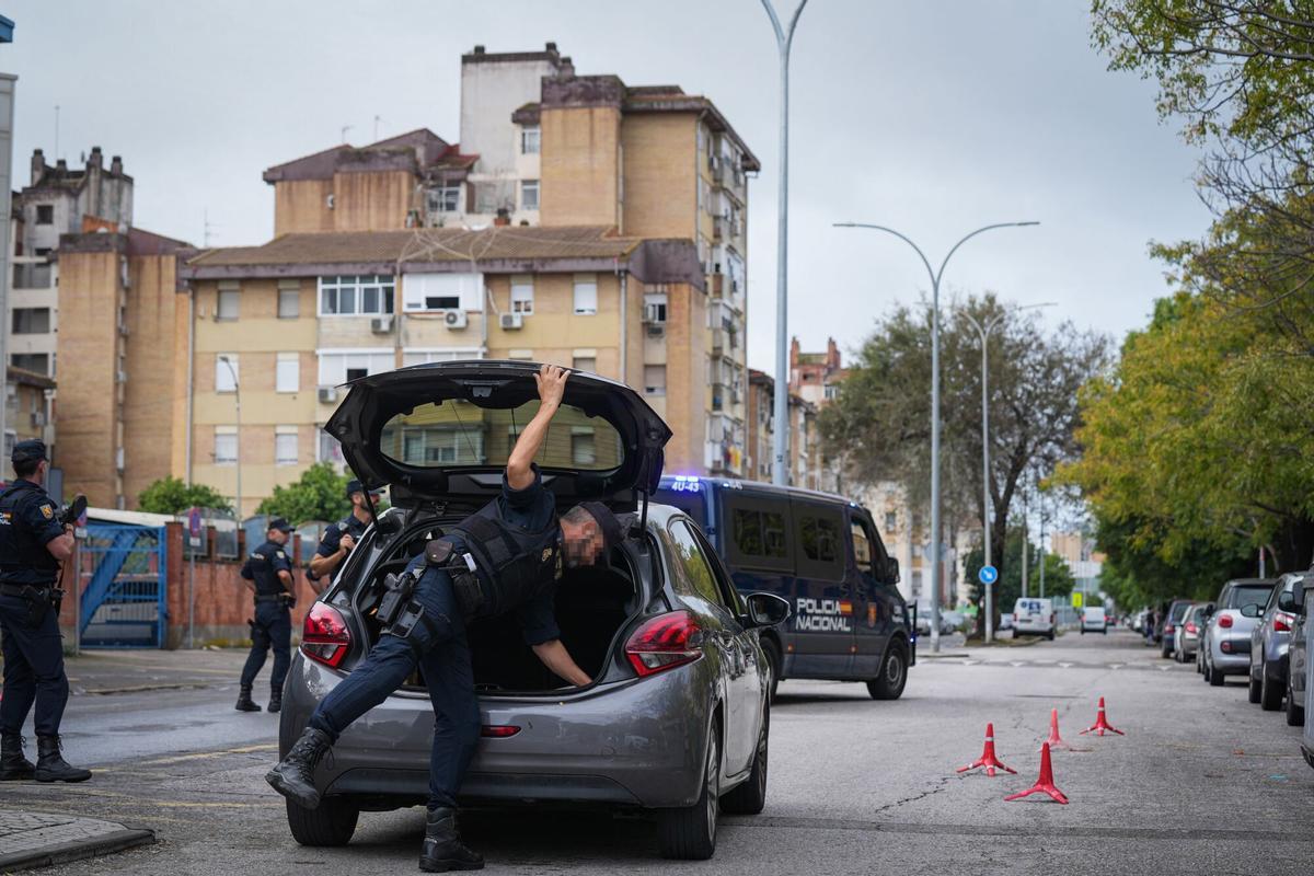 16/10/2024 Efectivos de la Policía Nacional realiza registros en el Polígono Sur. A 16 de octubre de 2024, en Sevilla (Andalucía, España). Unos 300 efectivos de la Policía Nacional ha desplegado un macro dispositivo esta mañana tras los tiroteos del pasado fin de semana en el Polígono Sur de Sevilla, y se ha saldado con una decena de personas detenidas en el marco de 16 registros domiciliarios y la intervención de sustancias estupefacientes y más armas. POLITICA María José López - Europa Press