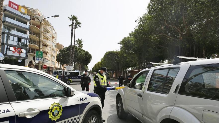 Control de la Policía Local en Torrevieja/Foto Joaquín Carrión.