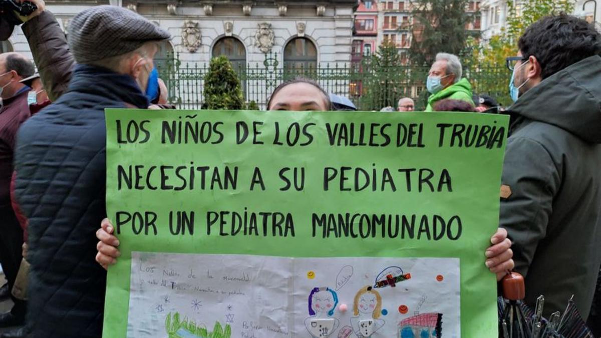 Una de las manifestantes, con una pancarta. | Cristina Velasco / J. A. A.