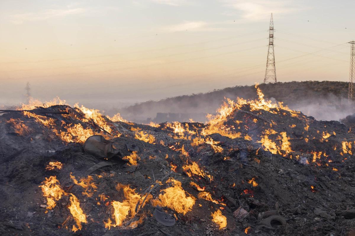 Incendio en Tenerife: continúan los trabajos de bomberos, que pueden durar varios días