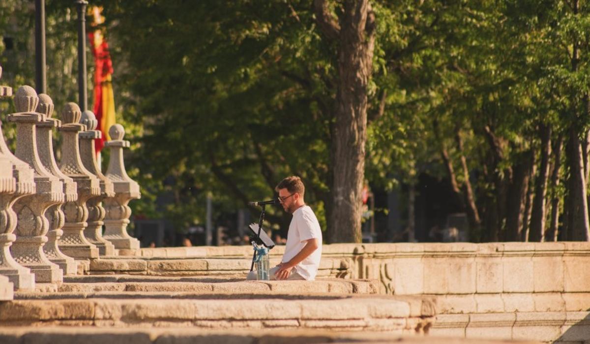 Agustín Vega, cantando el pasado verano en el Puente de Toledo