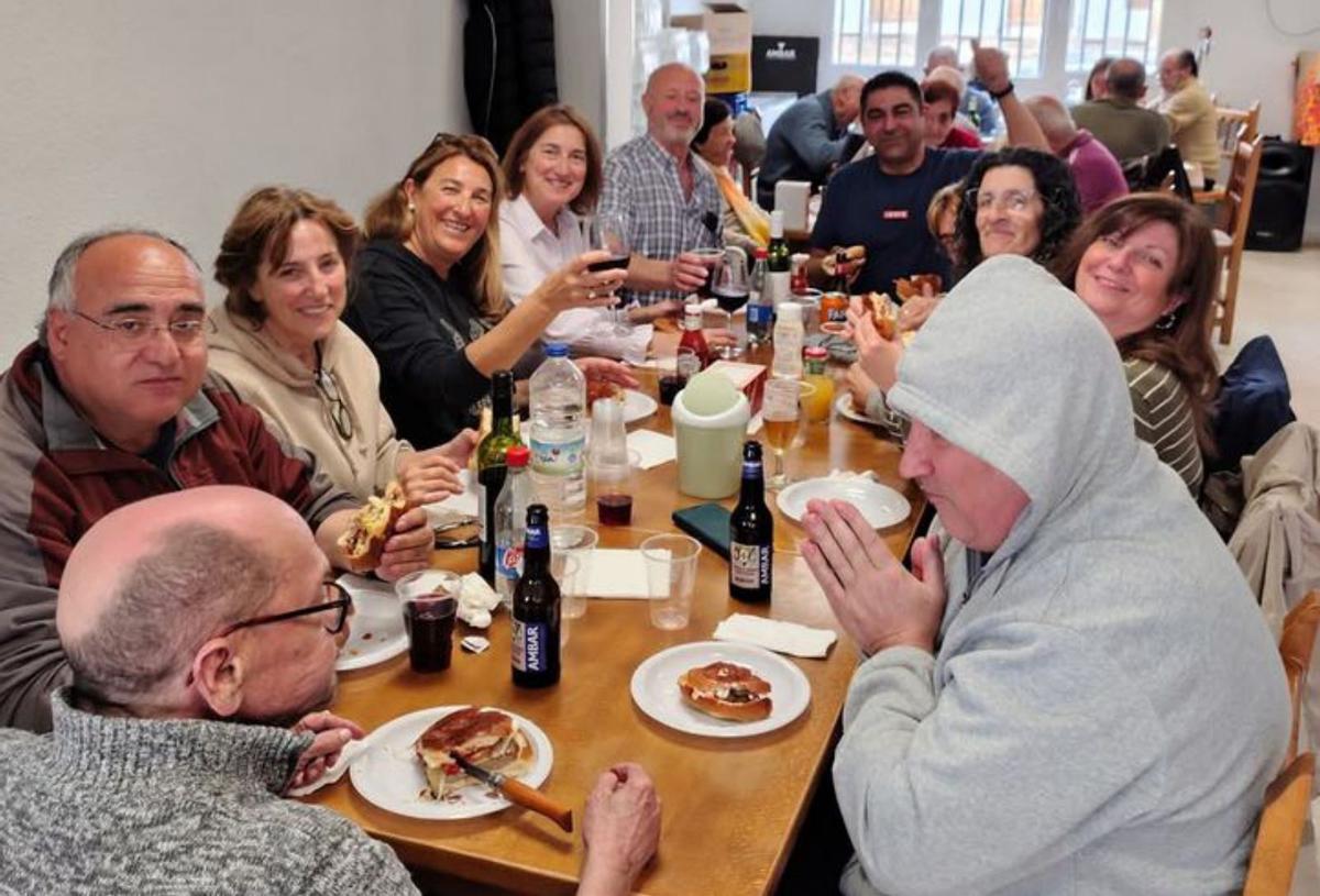 Amigos por Aguilón celebra el día de la hamburguesa