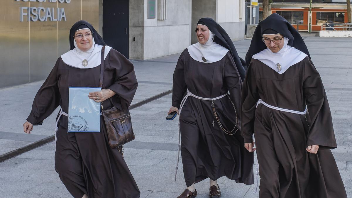 La madre superiora del convento de Belorado, Sor Isabel de la Trinidad, y tres monjas del convento de Belorado salen del juzgado de Burgos, el pasado 31 de mayo.