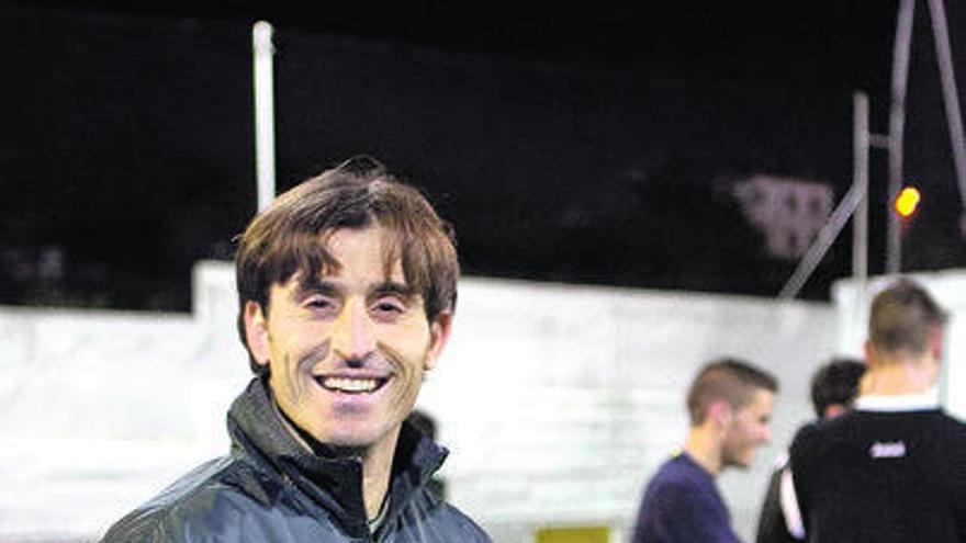 Caco Morán, durante un entrenamiento con el Sporting, con Lediakhov detrás. lne