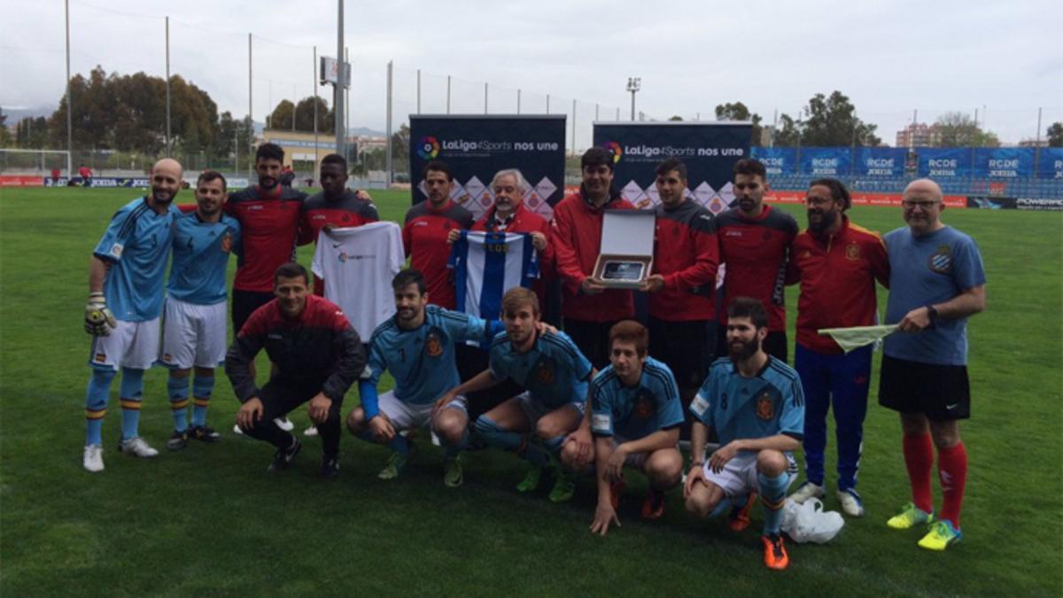 Álvaro y sus compañeros, en el partidillo solidario con componentes de la Fundación Española de Deportes para Sordos