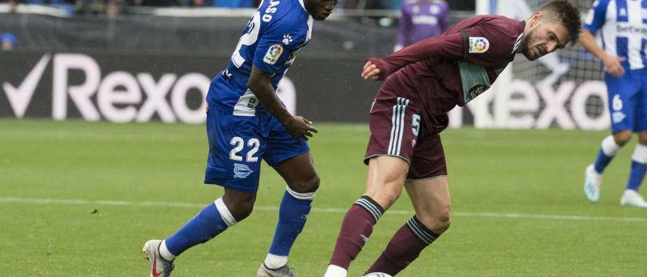 Okay Yokuslu controla el balón con Wakaso presionando al mediocentro del Celta, ayer en Mendizorroza. // LOF