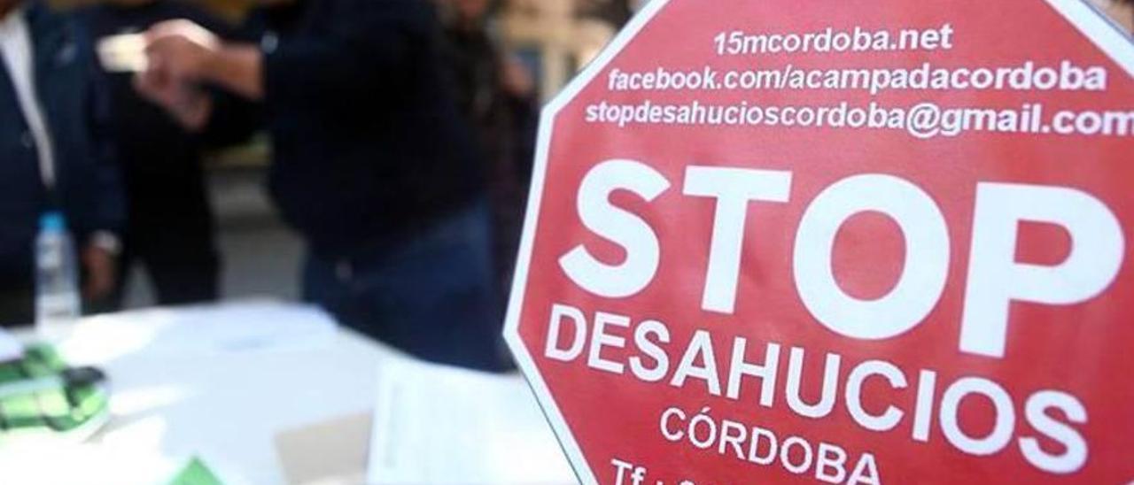 Recogida de firmas de la plataforma Stop Desahucios Córdoba.