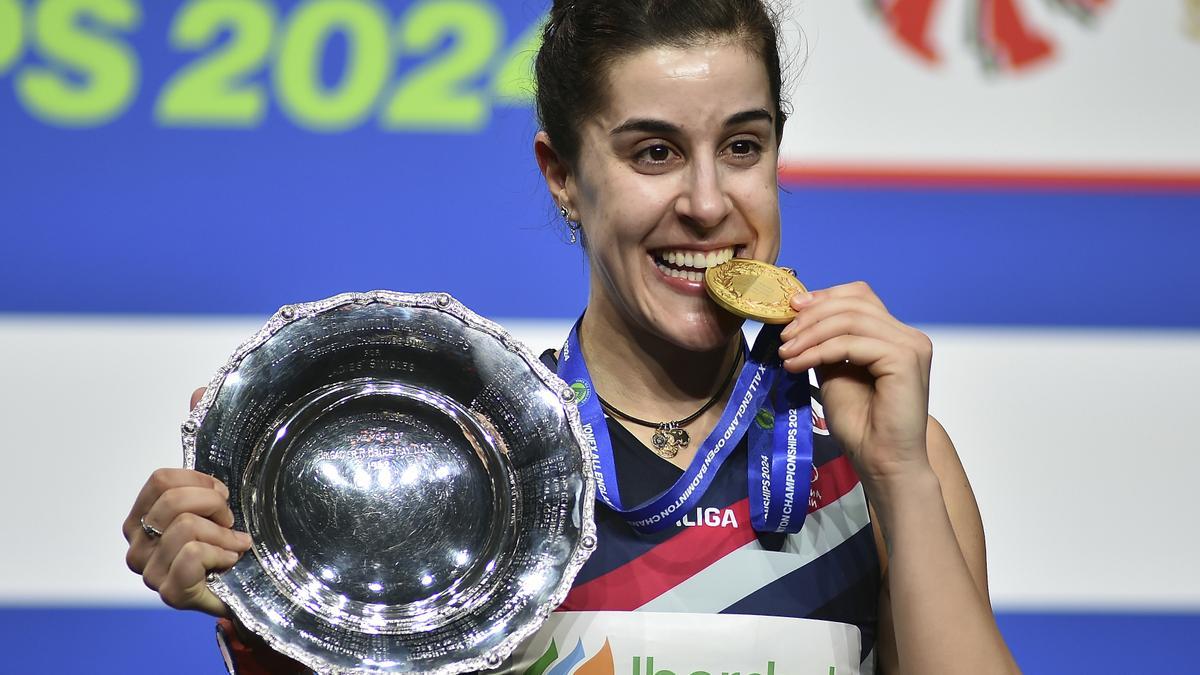 Carolina Marín, con el trofeo de campeona