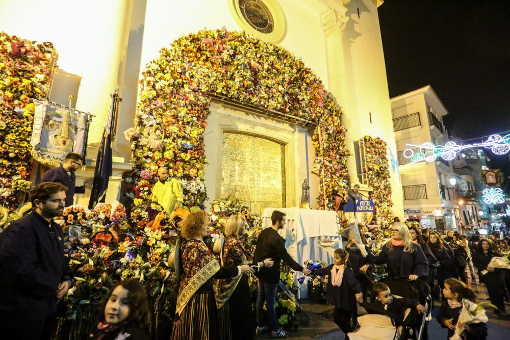 Ofrenda de flores a la Virgen