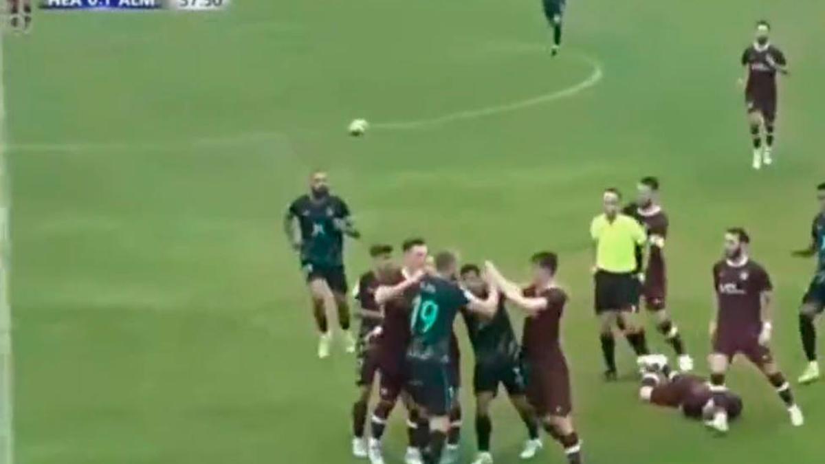 El Almería - Hearts, suspendido por una increíble tangana narrado por una streamer asiática