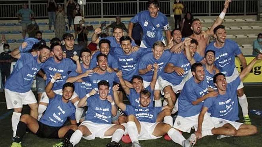 La plantilla del Génova posa después de lograr el ascenso a la Tercera División balear.