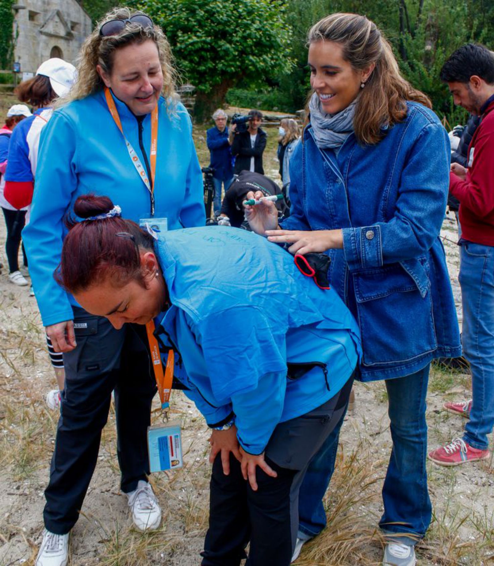 Ona Carbonell firmó autógrafos amariscadoras y demás voluntarios presentes en Cortegada.   | // IÑAKI ABELLA