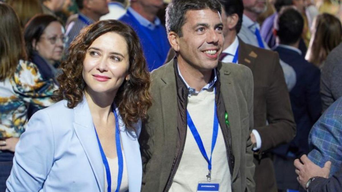 Isabel Díaz-Ayuso y Carlos Mazón, tras la llegada de la presidenta madrileña. | INFORMACIÓN