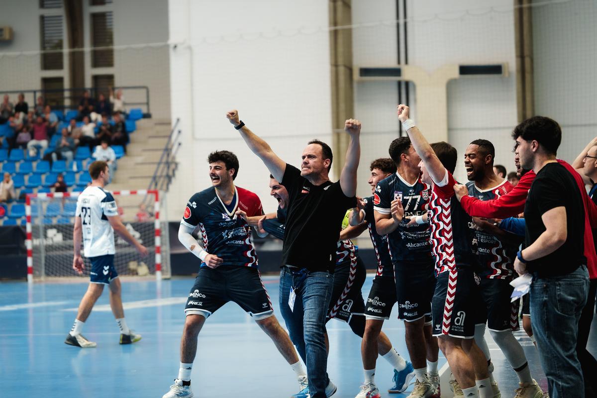 Roi Sánchez celebra con su equipo la victoria del Horneo sobre Granollers en el Pitiu Rochel.