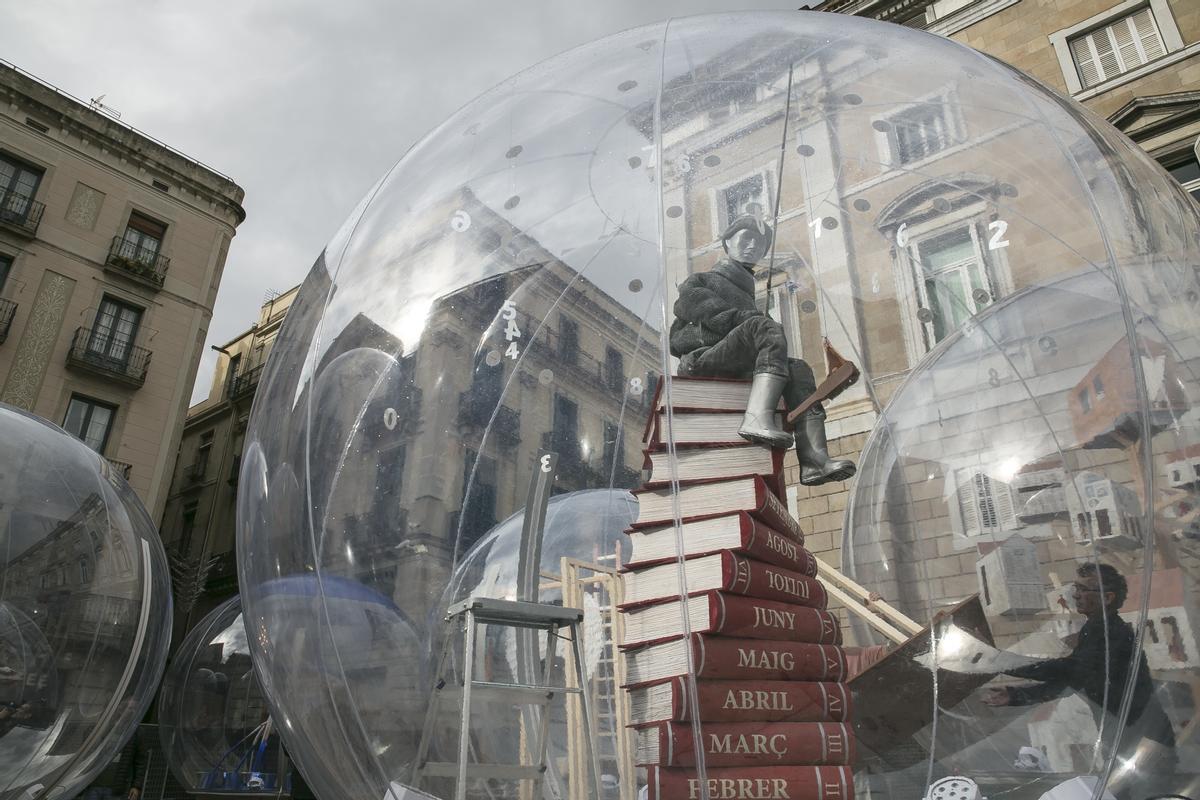 El pesebre del año 2016 rindió homenaje al poeta J.V. Foix y llenó la plaza de Sant Jaume de burbujas gigantes.