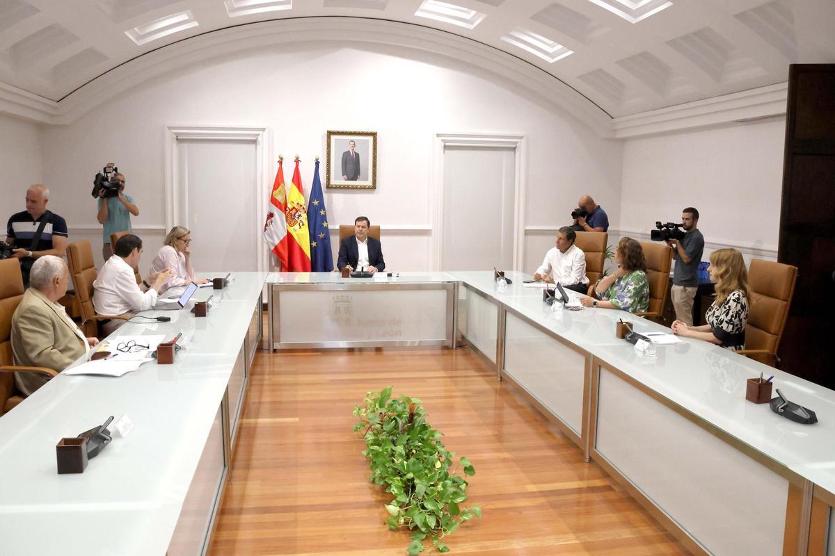 Reunión ejecutiva de varios consejeros para abordar la recuperación tras los incendios forestales.